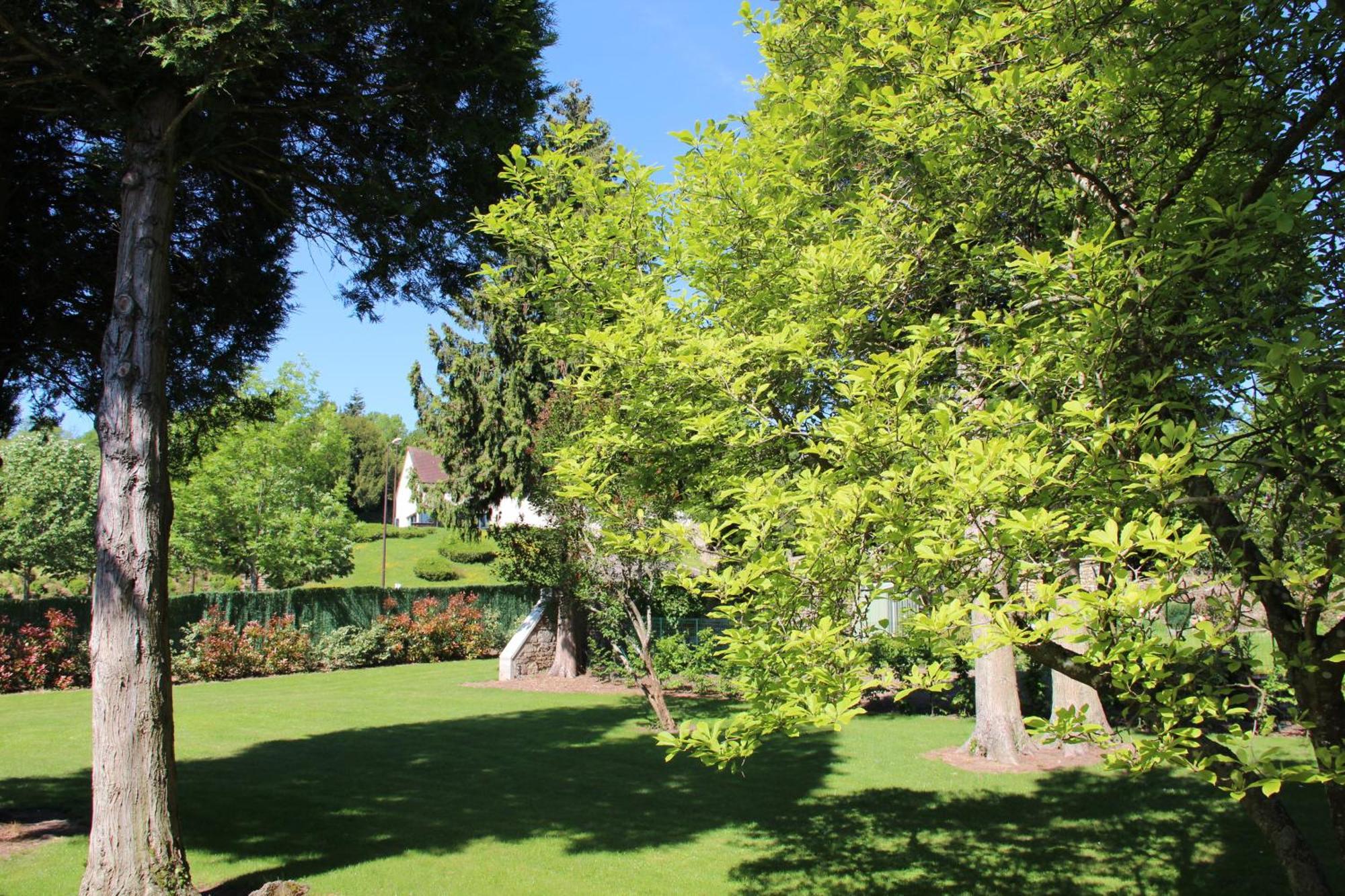 Hotel Logis Des Trois Maures Couches Exterior foto