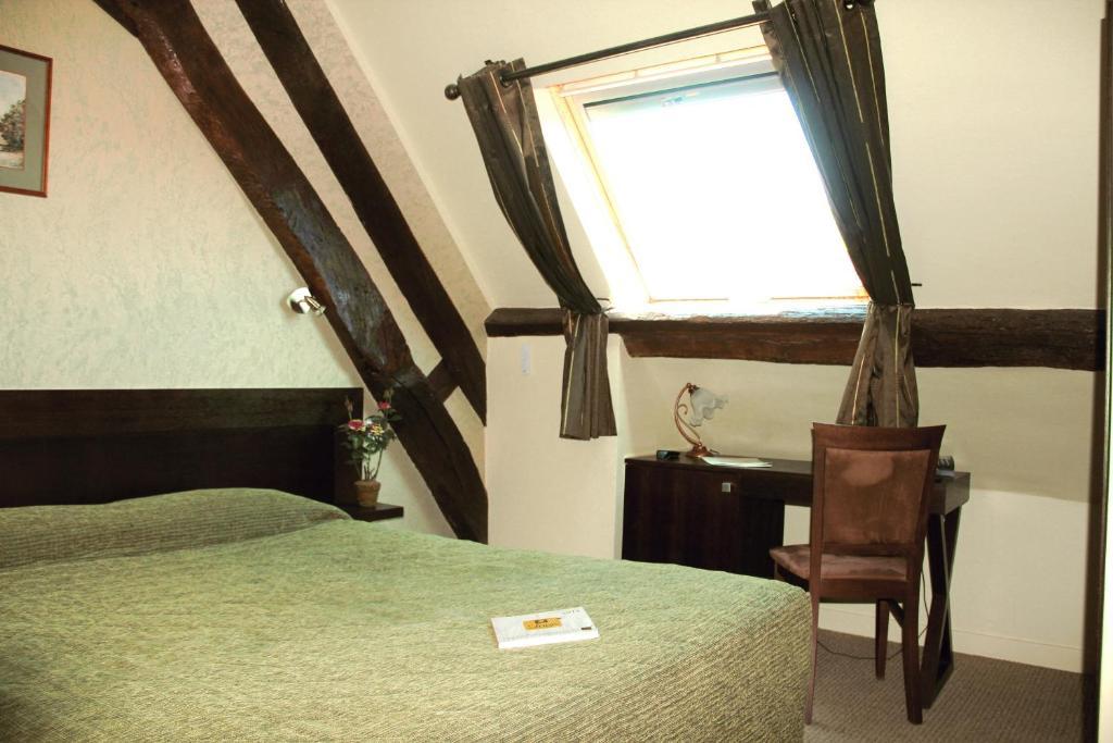 Hotel Logis Des Trois Maures Couches Habitación foto