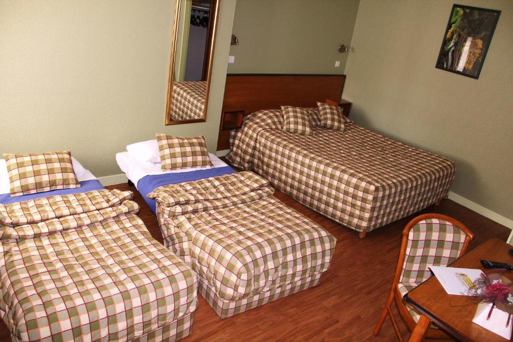 Hotel Logis Des Trois Maures Couches Habitación foto