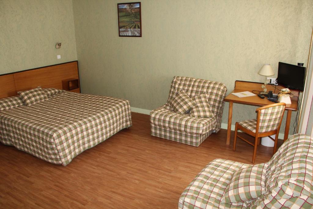 Hotel Logis Des Trois Maures Couches Habitación foto