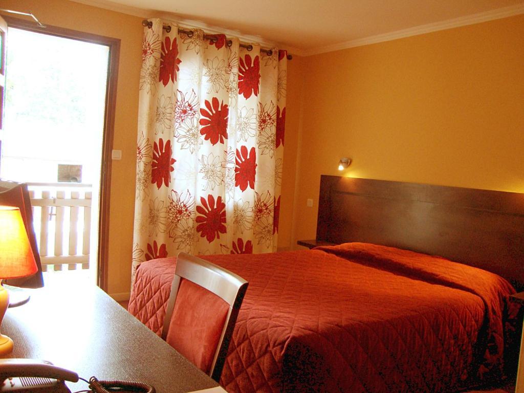 Hotel Logis Des Trois Maures Couches Habitación foto