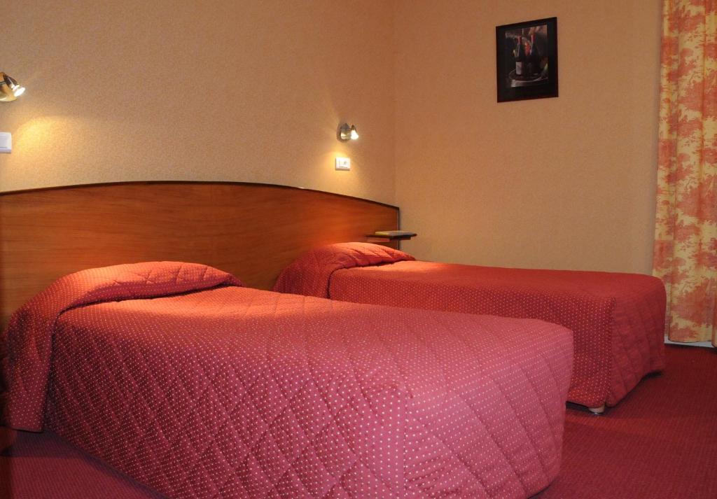 Hotel Logis Des Trois Maures Couches Habitación foto