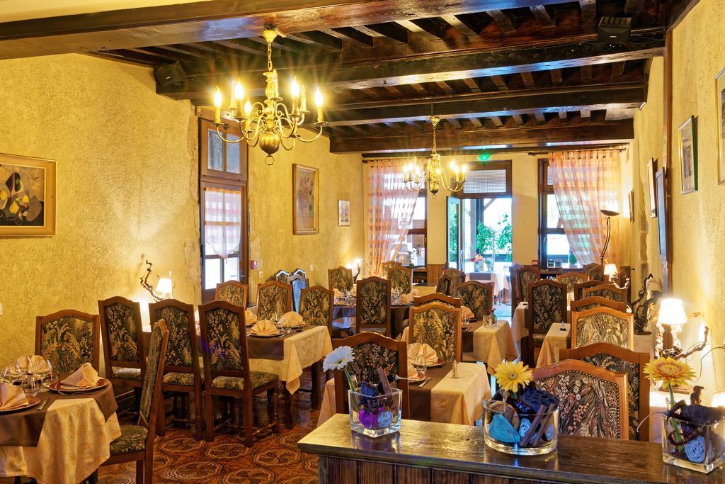 Hotel Logis Des Trois Maures Couches Exterior foto