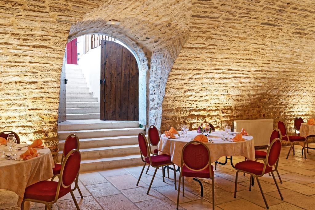 Hotel Logis Des Trois Maures Couches Exterior foto