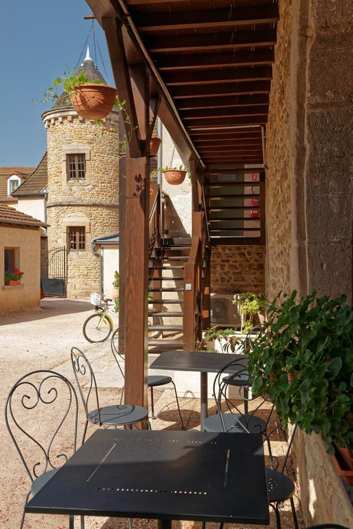 Hotel Logis Des Trois Maures Couches Exterior foto